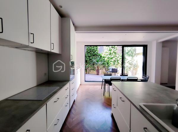 [CHARTRONS / QUARTIER PRISÉ / ÉCHOPPE RÉNOVÉE / COUR VÉGÉTALISÉE + TERRASSE / 3 CH + SUITE PARENTALE / GARAGE ]

Venez déclencher votre coup de cœur dans le quartier prisé des Chartons, à deux pas de l'Eglise Saint Martial et à proximité immédiate des commerces, des restaurants, des transports (Tram Cours du Médoc) et des écoles !

Cette maison, alliant élégamment le charme traditionnel de l'échoppe d'origine et la modernité de sa rénovation totale de 2018, saura vous séduire par ses prestations de qualité, sa fonctionnalité et son confort de vie.  

Elle se compose ainsi : 

-> Au rez-de-chaussée : 
- Entrée spacieuse avec placards (desservant l'étage, les WC, le garage)
- Pièce de vie de 36 m² ouverte sur la cour végétalisée

-> À l'étage : 
- Salle de bain avec baignoire*
- 2 chambres d'enfants de près de 11 m² chacune 
- 1 suite parentale avec salle d'eau de 13.5 m² donnant sur la terrasse
- 1 chambre de 12 m² avec un grand linéaire de placards, donnant sur la terrasse

-> À l'extérieur : 
- Cour végétalisée exposée sud-ouest de 21 m²
- Terrasse au premier étage de 8 m²
- Garage de 24.5 m²

Il n'y a plus qu'à poser vos valises dans ce bien idéal et profiter d'un agencement optimisé ainsi que du calme d'un extérieur végétalisé, en plein centre-ville ! 

---