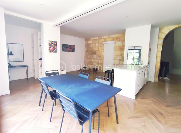 [CHARTRONS / QUARTIER PRISÉ / ÉCHOPPE RÉNOVÉE / COUR VÉGÉTALISÉE + TERRASSE / 3 CH + SUITE PARENTALE / GARAGE ]

Venez déclencher votre coup de cœur dans le quartier prisé des Chartons, à deux pas de l'Eglise Saint Martial et à proximité immédiate des commerces, des restaurants, des transports (Tram Cours du Médoc) et des écoles !

Cette maison, alliant élégamment le charme traditionnel de l'échoppe d'origine et la modernité de sa rénovation totale de 2018, saura vous séduire par ses prestations de qualité, sa fonctionnalité et son confort de vie.  

Elle se compose ainsi : 

-> Au rez-de-chaussée : 
- Entrée spacieuse avec placards (desservant l'étage, les WC, le garage)
- Pièce de vie de 36 m² ouverte sur la cour végétalisée

-> À l'étage : 
- Salle de bain avec baignoire*
- 2 chambres d'enfants de près de 11 m² chacune 
- 1 suite parentale avec salle d'eau de 13.5 m² donnant sur la terrasse
- 1 chambre de 12 m² avec un grand linéaire de placards, donnant sur la terrasse

-> À l'extérieur : 
- Cour végétalisée exposée sud-ouest de 21 m²
- Terrasse au premier étage de 8 m²
- Garage de 24.5 m²

Il n'y a plus qu'à poser vos valises dans ce bien idéal et profiter d'un agencement optimisé ainsi que du calme d'un extérieur végétalisé, en plein centre-ville ! 

---