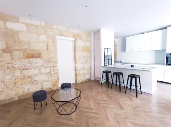 [CHARTRONS / QUARTIER PRISÉ / ÉCHOPPE RÉNOVÉE / COUR VÉGÉTALISÉE + TERRASSE / 3 CH + SUITE PARENTALE / GARAGE ]

Venez déclencher votre coup de cœur dans le quartier prisé des Chartons, à deux pas de l'Eglise Saint Martial et à proximité immédiate des commerces, des restaurants, des transports (Tram Cours du Médoc) et des écoles !

Cette maison, alliant élégamment le charme traditionnel de l'échoppe d'origine et la modernité de sa rénovation totale de 2018, saura vous séduire par ses prestations de qualité, sa fonctionnalité et son confort de vie.  

Elle se compose ainsi : 

-> Au rez-de-chaussée : 
- Entrée spacieuse avec placards (desservant l'étage, les WC, le garage)
- Pièce de vie de 36 m² ouverte sur la cour végétalisée

-> À l'étage : 
- Salle de bain avec baignoire*
- 2 chambres d'enfants de près de 11 m² chacune 
- 1 suite parentale avec salle d'eau de 13.5 m² donnant sur la terrasse
- 1 chambre de 12 m² avec un grand linéaire de placards, donnant sur la terrasse

-> À l'extérieur : 
- Cour végétalisée exposée sud-ouest de 21 m²
- Terrasse au premier étage de 8 m²
- Garage de 24.5 m²

Il n'y a plus qu'à poser vos valises dans ce bien idéal et profiter d'un agencement optimisé ainsi que du calme d'un extérieur végétalisé, en plein centre-ville ! 

---