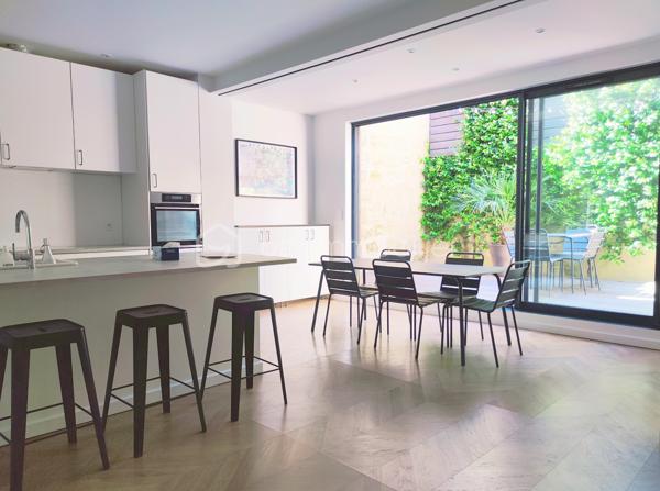 [CHARTRONS / QUARTIER PRISÉ / ÉCHOPPE RÉNOVÉE / COUR VÉGÉTALISÉE + TERRASSE / 3 CH + SUITE PARENTALE / GARAGE ]

Venez déclencher votre coup de cœur dans le quartier prisé des Chartons, à deux pas de l'Eglise Saint Martial et à proximité immédiate des commerces, des restaurants, des transports (Tram Cours du Médoc) et des écoles !

Cette maison, alliant élégamment le charme traditionnel de l'échoppe d'origine et la modernité de sa rénovation totale de 2018, saura vous séduire par ses prestations de qualité, sa fonctionnalité et son confort de vie.  

Elle se compose ainsi : 

-> Au rez-de-chaussée : 
- Entrée spacieuse avec placards (desservant l'étage, les WC, le garage)
- Pièce de vie de 36 m² ouverte sur la cour végétalisée

-> À l'étage : 
- Salle de bain avec baignoire*
- 2 chambres d'enfants de près de 11 m² chacune 
- 1 suite parentale avec salle d'eau de 13.5 m² donnant sur la terrasse
- 1 chambre de 12 m² avec un grand linéaire de placards, donnant sur la terrasse

-> À l'extérieur : 
- Cour végétalisée exposée sud-ouest de 21 m²
- Terrasse au premier étage de 8 m²
- Garage de 24.5 m²

Il n'y a plus qu'à poser vos valises dans ce bien idéal et profiter d'un agencement optimisé ainsi que du calme d'un extérieur végétalisé, en plein centre-ville ! 

---
