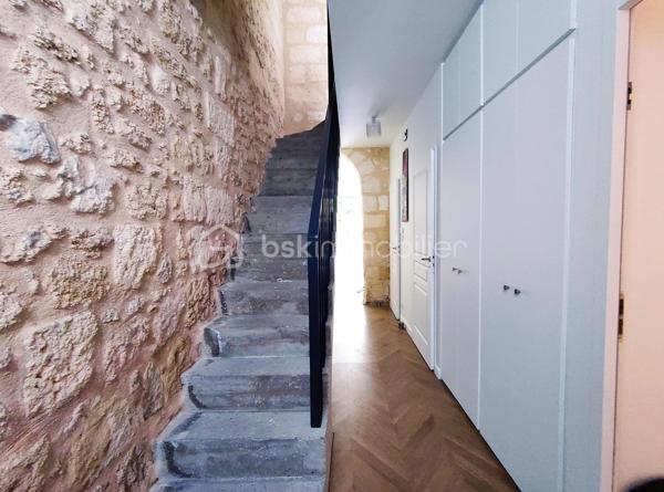 [CHARTRONS / QUARTIER PRISÉ / ÉCHOPPE RÉNOVÉE / COUR VÉGÉTALISÉE + TERRASSE / 3 CH + SUITE PARENTALE / GARAGE ]

Venez déclencher votre coup de cœur dans le quartier prisé des Chartons, à deux pas de l'Eglise Saint Martial et à proximité immédiate des commerces, des restaurants, des transports (Tram Cours du Médoc) et des écoles !

Cette maison, alliant élégamment le charme traditionnel de l'échoppe d'origine et la modernité de sa rénovation totale de 2018, saura vous séduire par ses prestations de qualité, sa fonctionnalité et son confort de vie.  

Elle se compose ainsi : 

-> Au rez-de-chaussée : 
- Entrée spacieuse avec placards (desservant l'étage, les WC, le garage)
- Pièce de vie de 36 m² ouverte sur la cour végétalisée

-> À l'étage : 
- Salle de bain avec baignoire*
- 2 chambres d'enfants de près de 11 m² chacune 
- 1 suite parentale avec salle d'eau de 13.5 m² donnant sur la terrasse
- 1 chambre de 12 m² avec un grand linéaire de placards, donnant sur la terrasse

-> À l'extérieur : 
- Cour végétalisée exposée sud-ouest de 21 m²
- Terrasse au premier étage de 8 m²
- Garage de 24.5 m²

Il n'y a plus qu'à poser vos valises dans ce bien idéal et profiter d'un agencement optimisé ainsi que du calme d'un extérieur végétalisé, en plein centre-ville ! 

---