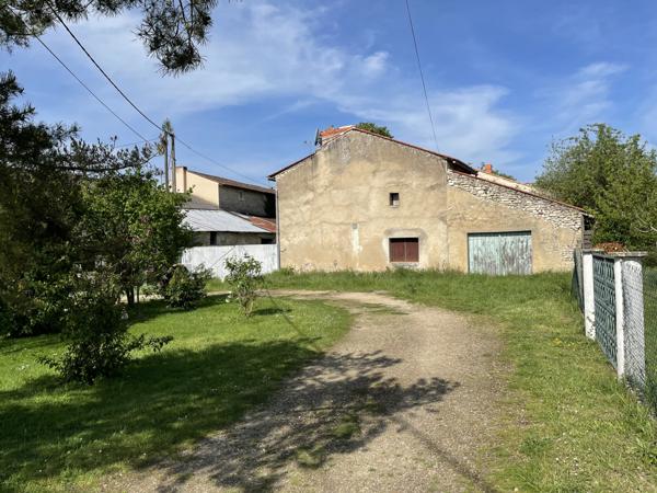 Chasseneuil-du-Poitou (86360) CORPS DE FERME avec Potentiel de 500 m2 habitables A RENOVER AU FUTUROSCOPE !