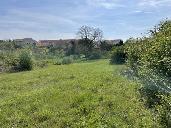 Chasseneuil-du-Poitou (86360) CORPS DE FERME avec Potentiel de 500 m2 habitables A RENOVER AU FUTUROSCOPE !