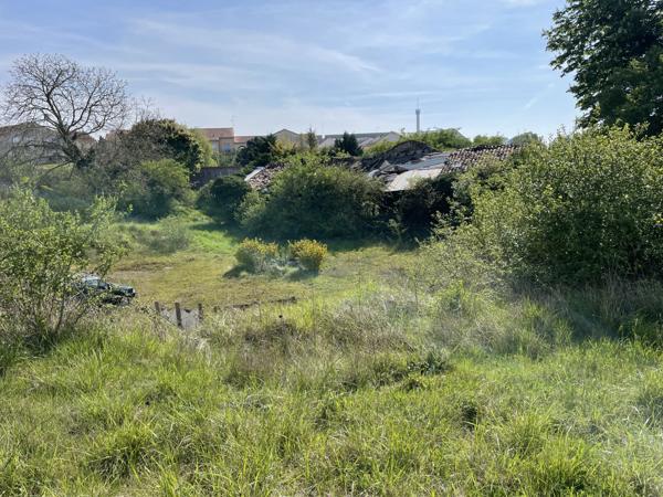 Chasseneuil-du-Poitou (86360) CORPS DE FERME avec Potentiel de 500 m2 habitables A RENOVER AU FUTUROSCOPE !