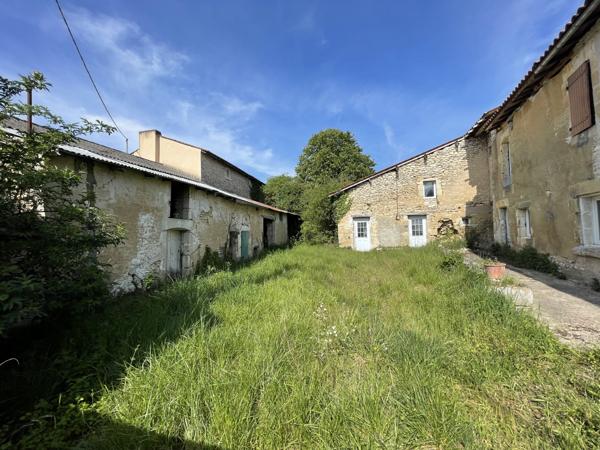 Chasseneuil-du-Poitou (86360) CORPS DE FERME avec Potentiel de 500 m2 habitables A RENOVER AU FUTUROSCOPE !