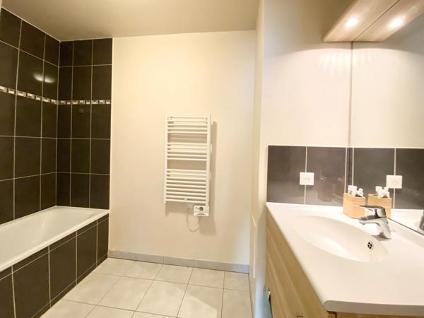 Appartement 3 pièces avec un balcon et une place de parking