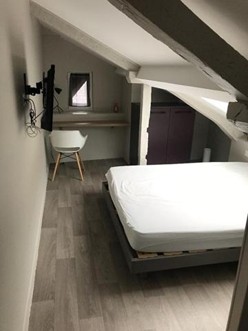 LAVAL - QUARTIER PREFECTURE APPARTEMENT DUPLEX MEUBLÉ