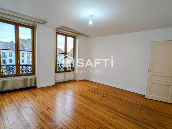 BEL APPARTEMENT LUMINEUX EN TRIPLEX EN PLEIN CENTRE ET LIBRE