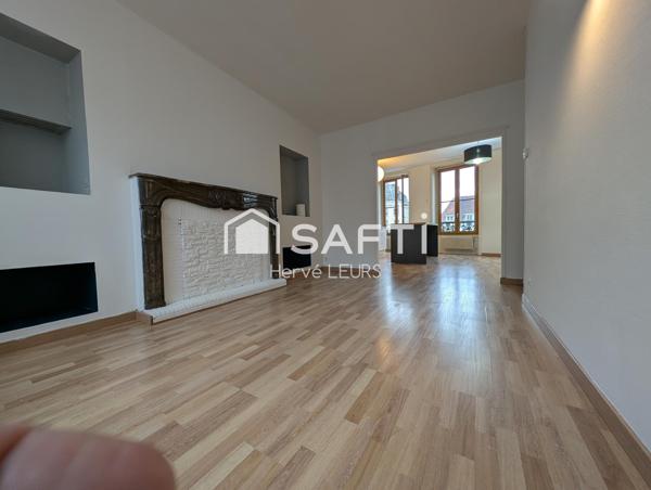 BEL APPARTEMENT LUMINEUX EN TRIPLEX EN PLEIN CENTRE ET LIBRE