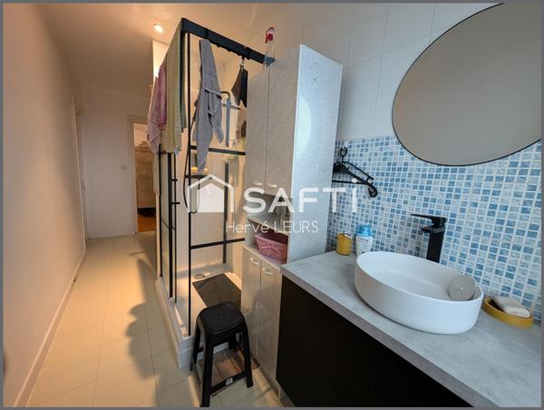 BEL APPARTEMENT LUMINEUX EN TRIPLEX EN PLEIN CENTRE ET LIBRE