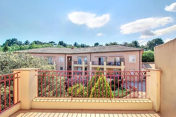 A VENDRE A FLAYOSC : Studio vendu loué avec TERRASSE et CAVE