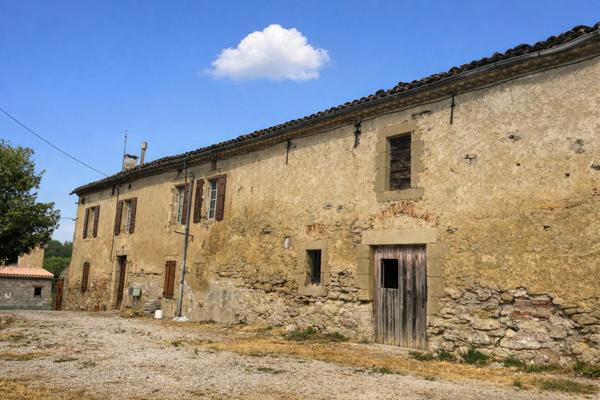 Corps de ferme à restaurer. Gros potentiel.