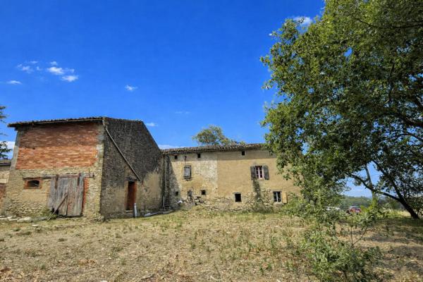 Corps de ferme à restaurer. Gros potentiel.