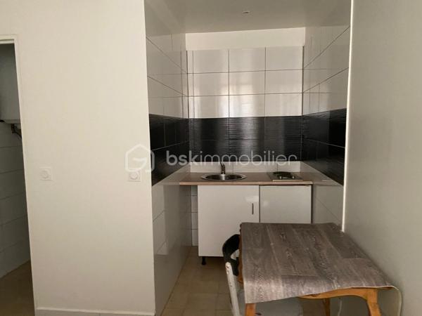 BRIGNOLES à 40minutes de AIXE-EN-PROVENCE et à 15 minutes de saint- Maximin.
Idéal Investisseur à proximité de toutes les commodités (gare routière, grande surface, cinéma, marché, école et)

2 appartements : Un studio  de 23 m²habitables + un  studios de 12m² habitables situés au rdc d’un petit immeuble calme de 3 étages.
Les 2 logements sont actuellement  loués à des locataires sérieux et stables, pour un revenu locatif de 660 € par mois.
les charges sont de 10 euros par mois 
la taxe foncière est de 471 euros par ans

Opportunité d'investissement : possibilité d'acquérir 2 appartements supplémentaires dans le même immeuble,
avec un ensemble global de 4 biens disponible pour 160000€

Idéal pour un investisseur recherchant un placement sécurisé avec rentabilité immédiate.