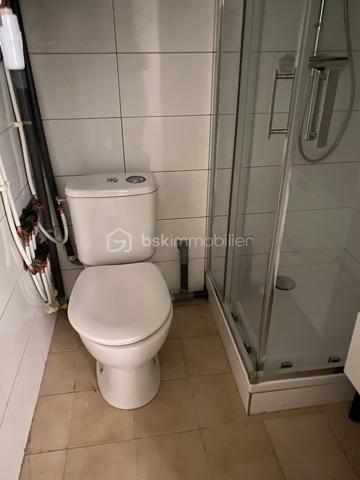 BRIGNOLES à 40minutes de AIXE-EN-PROVENCE et à 15 minutes de saint- Maximin.
Idéal Investisseur à proximité de toutes les commodités (gare routière, grande surface, cinéma, marché, école et)

2 appartements : Un studio  de 23 m²habitables + un  studios de 12m² habitables situés au rdc d’un petit immeuble calme de 3 étages.
Les 2 logements sont actuellement  loués à des locataires sérieux et stables, pour un revenu locatif de 660 € par mois.
les charges sont de 10 euros par mois 
la taxe foncière est de 471 euros par ans

Opportunité d'investissement : possibilité d'acquérir 2 appartements supplémentaires dans le même immeuble,
avec un ensemble global de 4 biens disponible pour 160000€

Idéal pour un investisseur recherchant un placement sécurisé avec rentabilité immédiate.