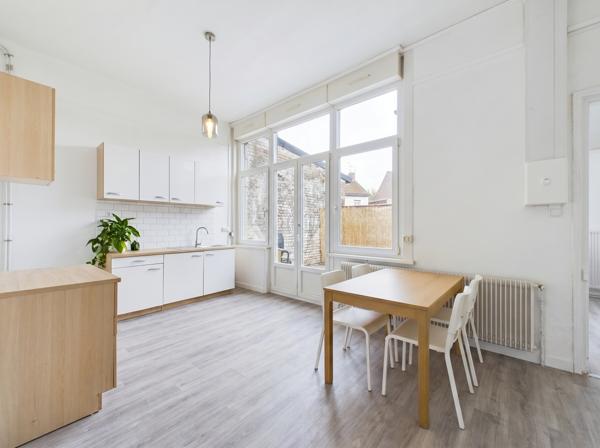 Immeuble
        
        - 127 m² 207 500 € *