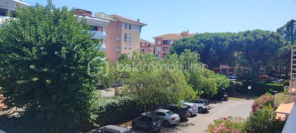 Vous serez séduit par par la situation géographique exceptionnelle de ce bien, offrant un mode de vie " tout à pied ". Situé dans une résidence sécurisée avec de très grands espaces verts, l appartement se trouve à seulement 150 mètres de la plage de FREJUS SAINT RAPHAEL,du port (Marina), du casino de jeux, ainsi que des commerces et commodités et au calme absolue sans aucune nuissances sonores. Une fois installé, vous pourrez oublier la voiture. 

Appartement situé au 1 er étage sans ascenseur: 
Baigné de lumière et exposè plein Sud, ce T2 traversant se compose comme suit:
- un Salon séjour de 20 m2 lumineux avec 2 portes fenêtres neuves PVC double vitrage dernière génération ouvrant sur une terrasse de 10 m2 avec vue dégagée, terrasse avec Store banane neuf de 4 mètres cinquante.
- Une cuisine fermée indépendante de 6 m2, pouvant être ouverte dotée d' une baie en aluminium neuve double vitrage.
- Un hall d entrée de 3 m2 comportant un placard,desservant séjour, cuisine et  un couloir de 1 m2, un WC indépendant de 1 m2, une salle d eau de 5 m2 avec douche balneo, lavabo simple vasque. 
- Une CHAMBRE de 12 m2 avec porte fenêtre double vitrage équipée d un volet roulant électrique, chambre avec une vue panoramique sur les jardins, elle comporte un dressing de 2 m2.
CONFORT: 
La production d eau chaude et le chauffage sont assurés par une chaudière à gaz saunier Duval entièrement révisée et en parfait état . 
Le vrai plus est cette annexe rare :  une grande cave en sous sol de 8 m2, un immense local vélo de 100 m2 et prés de 2 places de parking libres pour chaque résident voir plus. 
Les charges de copropriété sont faibles elles comprennent le ménage des communs l entretien des espaces verts , l assurance de la copro les frais de syndic et surtout aussi l eau froide.Elles représentent 1050 E /an. 
Avis de l Expert: Une opportunité rare sur le secteur grâce à son positionnement ulta-favorisé.Ce bien ne restera pas bien longtemps sur le marché. Contactez moi rapidement pour organiser une visite.