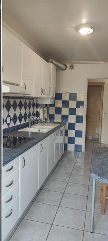 Vous serez séduit par par la situation géographique exceptionnelle de ce bien, offrant un mode de vie " tout à pied ". Situé dans une résidence sécurisée avec de très grands espaces verts, l appartement se trouve à seulement 150 mètres de la plage de FREJUS SAINT RAPHAEL,du port (Marina), du casino de jeux, ainsi que des commerces et commodités et au calme absolue sans aucune nuissances sonores. Une fois installé, vous pourrez oublier la voiture. 

Appartement situé au 1 er étage sans ascenseur: 
Baigné de lumière et exposè plein Sud, ce T2 traversant se compose comme suit:
- un Salon séjour de 20 m2 lumineux avec 2 portes fenêtres neuves PVC double vitrage dernière génération ouvrant sur une terrasse de 10 m2 avec vue dégagée, terrasse avec Store banane neuf de 4 mètres cinquante.
- Une cuisine fermée indépendante de 6 m2, pouvant être ouverte dotée d' une baie en aluminium neuve double vitrage.
- Un hall d entrée de 3 m2 comportant un placard,desservant séjour, cuisine et  un couloir de 1 m2, un WC indépendant de 1 m2, une salle d eau de 5 m2 avec douche balneo, lavabo simple vasque. 
- Une CHAMBRE de 12 m2 avec porte fenêtre double vitrage équipée d un volet roulant électrique, chambre avec une vue panoramique sur les jardins, elle comporte un dressing de 2 m2.
CONFORT: 
La production d eau chaude et le chauffage sont assurés par une chaudière à gaz saunier Duval entièrement révisée et en parfait état . 
Le vrai plus est cette annexe rare :  une grande cave en sous sol de 8 m2, un immense local vélo de 100 m2 et prés de 2 places de parking libres pour chaque résident voir plus. 
Les charges de copropriété sont faibles elles comprennent le ménage des communs l entretien des espaces verts , l assurance de la copro les frais de syndic et surtout aussi l eau froide.Elles représentent 1050 E /an. 
Avis de l Expert: Une opportunité rare sur le secteur grâce à son positionnement ulta-favorisé.Ce bien ne restera pas bien longtemps sur le marché. Contactez moi rapidement pour organiser une visite.