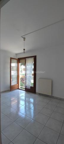 Vous serez séduit par par la situation géographique exceptionnelle de ce bien, offrant un mode de vie " tout à pied ". Situé dans une résidence sécurisée avec de très grands espaces verts, l appartement se trouve à seulement 150 mètres de la plage de FREJUS SAINT RAPHAEL,du port (Marina), du casino de jeux, ainsi que des commerces et commodités et au calme absolue sans aucune nuissances sonores. Une fois installé, vous pourrez oublier la voiture. 

Appartement situé au 1 er étage sans ascenseur: 
Baigné de lumière et exposè plein Sud, ce T2 traversant se compose comme suit:
- un Salon séjour de 20 m2 lumineux avec 2 portes fenêtres neuves PVC double vitrage dernière génération ouvrant sur une terrasse de 10 m2 avec vue dégagée, terrasse avec Store banane neuf de 4 mètres cinquante.
- Une cuisine fermée indépendante de 6 m2, pouvant être ouverte dotée d' une baie en aluminium neuve double vitrage.
- Un hall d entrée de 3 m2 comportant un placard,desservant séjour, cuisine et  un couloir de 1 m2, un WC indépendant de 1 m2, une salle d eau de 5 m2 avec douche balneo, lavabo simple vasque. 
- Une CHAMBRE de 12 m2 avec porte fenêtre double vitrage équipée d un volet roulant électrique, chambre avec une vue panoramique sur les jardins, elle comporte un dressing de 2 m2.
CONFORT: 
La production d eau chaude et le chauffage sont assurés par une chaudière à gaz saunier Duval entièrement révisée et en parfait état . 
Le vrai plus est cette annexe rare :  une grande cave en sous sol de 8 m2, un immense local vélo de 100 m2 et prés de 2 places de parking libres pour chaque résident voir plus. 
Les charges de copropriété sont faibles elles comprennent le ménage des communs l entretien des espaces verts , l assurance de la copro les frais de syndic et surtout aussi l eau froide.Elles représentent 1050 E /an. 
Avis de l Expert: Une opportunité rare sur le secteur grâce à son positionnement ulta-favorisé.Ce bien ne restera pas bien longtemps sur le marché. Contactez moi rapidement pour organiser une visite.