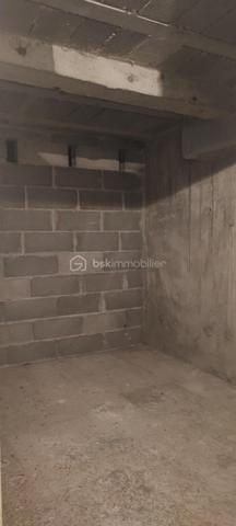 Vous serez séduit par par la situation géographique exceptionnelle de ce bien, offrant un mode de vie " tout à pied ". Situé dans une résidence sécurisée avec de très grands espaces verts, l appartement se trouve à seulement 150 mètres de la plage de FREJUS SAINT RAPHAEL,du port (Marina), du casino de jeux, ainsi que des commerces et commodités et au calme absolue sans aucune nuissances sonores. Une fois installé, vous pourrez oublier la voiture. 

Appartement situé au 1 er étage sans ascenseur: 
Baigné de lumière et exposè plein Sud, ce T2 traversant se compose comme suit:
- un Salon séjour de 20 m2 lumineux avec 2 portes fenêtres neuves PVC double vitrage dernière génération ouvrant sur une terrasse de 10 m2 avec vue dégagée, terrasse avec Store banane neuf de 4 mètres cinquante.
- Une cuisine fermée indépendante de 6 m2, pouvant être ouverte dotée d' une baie en aluminium neuve double vitrage.
- Un hall d entrée de 3 m2 comportant un placard,desservant séjour, cuisine et  un couloir de 1 m2, un WC indépendant de 1 m2, une salle d eau de 5 m2 avec douche balneo, lavabo simple vasque. 
- Une CHAMBRE de 12 m2 avec porte fenêtre double vitrage équipée d un volet roulant électrique, chambre avec une vue panoramique sur les jardins, elle comporte un dressing de 2 m2.
CONFORT: 
La production d eau chaude et le chauffage sont assurés par une chaudière à gaz saunier Duval entièrement révisée et en parfait état . 
Le vrai plus est cette annexe rare :  une grande cave en sous sol de 8 m2, un immense local vélo de 100 m2 et prés de 2 places de parking libres pour chaque résident voir plus. 
Les charges de copropriété sont faibles elles comprennent le ménage des communs l entretien des espaces verts , l assurance de la copro les frais de syndic et surtout aussi l eau froide.Elles représentent 1050 E /an. 
Avis de l Expert: Une opportunité rare sur le secteur grâce à son positionnement ulta-favorisé.Ce bien ne restera pas bien longtemps sur le marché. Contactez moi rapidement pour organiser une visite.