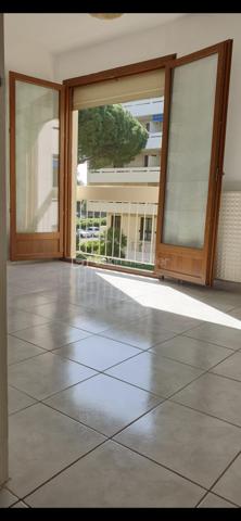 Vous serez séduit par par la situation géographique exceptionnelle de ce bien, offrant un mode de vie " tout à pied ". Situé dans une résidence sécurisée avec de très grands espaces verts, l appartement se trouve à seulement 150 mètres de la plage de FREJUS SAINT RAPHAEL,du port (Marina), du casino de jeux, ainsi que des commerces et commodités et au calme absolue sans aucune nuissances sonores. Une fois installé, vous pourrez oublier la voiture. 

Appartement situé au 1 er étage sans ascenseur: 
Baigné de lumière et exposè plein Sud, ce T2 traversant se compose comme suit:
- un Salon séjour de 20 m2 lumineux avec 2 portes fenêtres neuves PVC double vitrage dernière génération ouvrant sur une terrasse de 10 m2 avec vue dégagée, terrasse avec Store banane neuf de 4 mètres cinquante.
- Une cuisine fermée indépendante de 6 m2, pouvant être ouverte dotée d' une baie en aluminium neuve double vitrage.
- Un hall d entrée de 3 m2 comportant un placard,desservant séjour, cuisine et  un couloir de 1 m2, un WC indépendant de 1 m2, une salle d eau de 5 m2 avec douche balneo, lavabo simple vasque. 
- Une CHAMBRE de 12 m2 avec porte fenêtre double vitrage équipée d un volet roulant électrique, chambre avec une vue panoramique sur les jardins, elle comporte un dressing de 2 m2.
CONFORT: 
La production d eau chaude et le chauffage sont assurés par une chaudière à gaz saunier Duval entièrement révisée et en parfait état . 
Le vrai plus est cette annexe rare :  une grande cave en sous sol de 8 m2, un immense local vélo de 100 m2 et prés de 2 places de parking libres pour chaque résident voir plus. 
Les charges de copropriété sont faibles elles comprennent le ménage des communs l entretien des espaces verts , l assurance de la copro les frais de syndic et surtout aussi l eau froide.Elles représentent 1050 E /an. 
Avis de l Expert: Une opportunité rare sur le secteur grâce à son positionnement ulta-favorisé.Ce bien ne restera pas bien longtemps sur le marché. Contactez moi rapidement pour organiser une visite.
