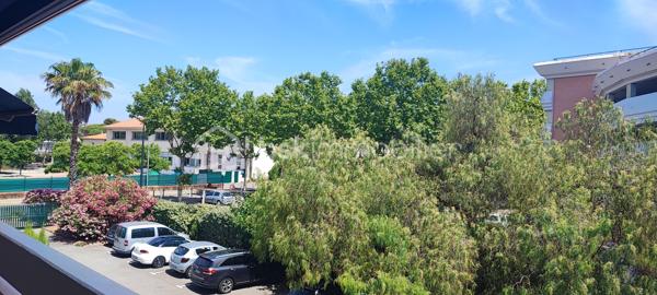 Vous serez séduit par par la situation géographique exceptionnelle de ce bien, offrant un mode de vie " tout à pied ". Situé dans une résidence sécurisée avec de très grands espaces verts, l appartement se trouve à seulement 150 mètres de la plage de FREJUS SAINT RAPHAEL,du port (Marina), du casino de jeux, ainsi que des commerces et commodités et au calme absolue sans aucune nuissances sonores. Une fois installé, vous pourrez oublier la voiture. 

Appartement situé au 1 er étage sans ascenseur: 
Baigné de lumière et exposè plein Sud, ce T2 traversant se compose comme suit:
- un Salon séjour de 20 m2 lumineux avec 2 portes fenêtres neuves PVC double vitrage dernière génération ouvrant sur une terrasse de 10 m2 avec vue dégagée, terrasse avec Store banane neuf de 4 mètres cinquante.
- Une cuisine fermée indépendante de 6 m2, pouvant être ouverte dotée d' une baie en aluminium neuve double vitrage.
- Un hall d entrée de 3 m2 comportant un placard,desservant séjour, cuisine et  un couloir de 1 m2, un WC indépendant de 1 m2, une salle d eau de 5 m2 avec douche balneo, lavabo simple vasque. 
- Une CHAMBRE de 12 m2 avec porte fenêtre double vitrage équipée d un volet roulant électrique, chambre avec une vue panoramique sur les jardins, elle comporte un dressing de 2 m2.
CONFORT: 
La production d eau chaude et le chauffage sont assurés par une chaudière à gaz saunier Duval entièrement révisée et en parfait état . 
Le vrai plus est cette annexe rare :  une grande cave en sous sol de 8 m2, un immense local vélo de 100 m2 et prés de 2 places de parking libres pour chaque résident voir plus. 
Les charges de copropriété sont faibles elles comprennent le ménage des communs l entretien des espaces verts , l assurance de la copro les frais de syndic et surtout aussi l eau froide.Elles représentent 1050 E /an. 
Avis de l Expert: Une opportunité rare sur le secteur grâce à son positionnement ulta-favorisé.Ce bien ne restera pas bien longtemps sur le marché. Contactez moi rapidement pour organiser une visite.