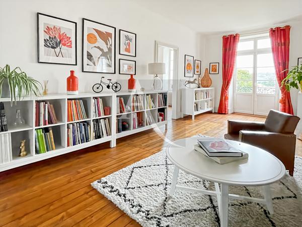 Demeure de prestige avec grange de 300 m2 et piscine - 1,13 hectares de terrain