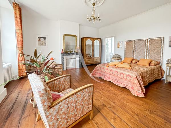 Demeure de prestige avec grange de 300 m2 et piscine - 1,13 hectares de terrain