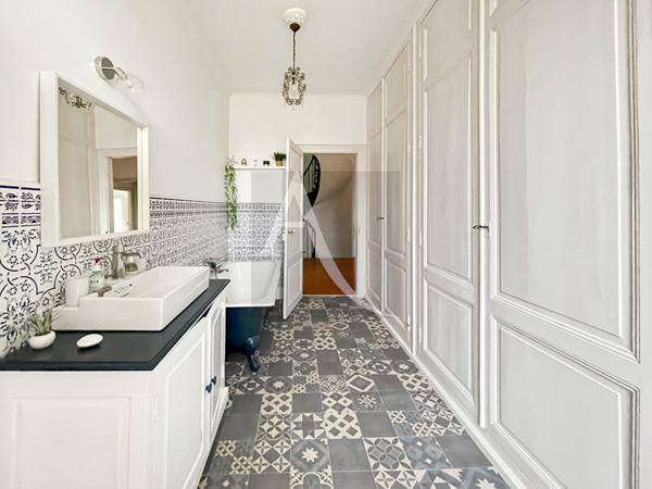 Demeure de prestige avec grange de 300 m2 et piscine - 1,13 hectares de terrain