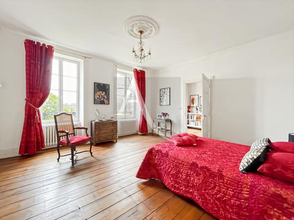 Demeure de prestige avec grange de 300 m2 et piscine - 1,13 hectares de terrain