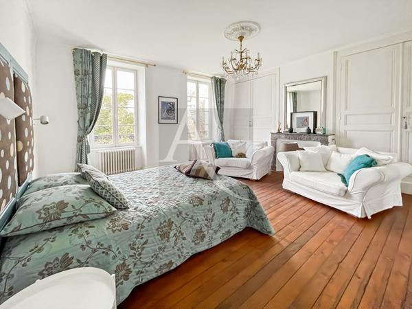 Demeure de prestige avec grange de 300 m2 et piscine - 1,13 hectares de terrain