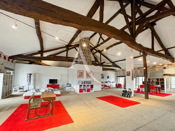 Demeure de prestige avec grange de 300 m2 et piscine - 1,13 hectares de terrain