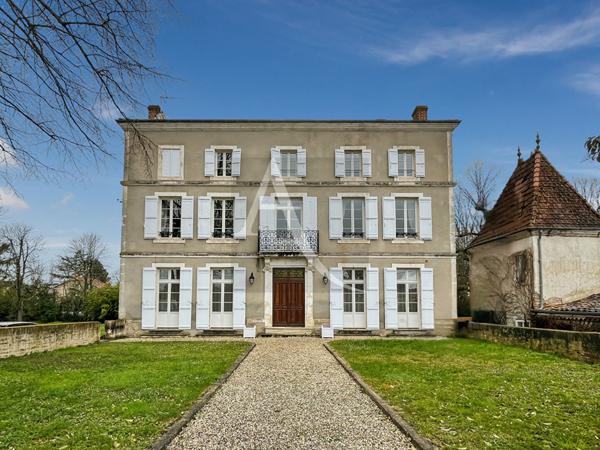 Demeure de prestige avec grange de 300 m2 et piscine - 1,13 hectares de terrain