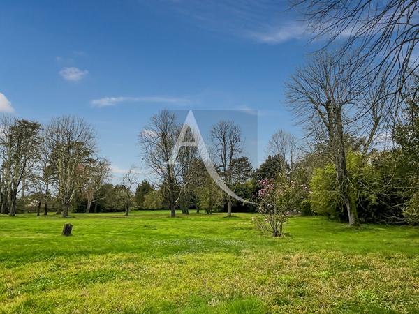 Demeure de prestige avec grange de 300 m2 et piscine - 1,13 hectares de terrain