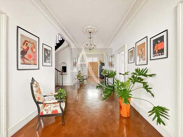 Demeure de prestige avec grange de 300 m2 et piscine - 1,13 hectares de terrain