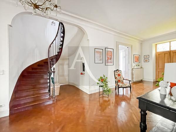 Demeure de prestige avec grange de 300 m2 et piscine - 1,13 hectares de terrain