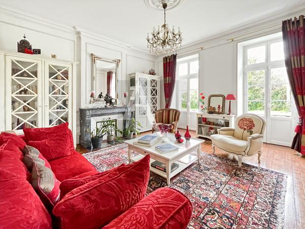 Demeure de prestige avec grange de 300 m2 et piscine - 1,13 hectares de terrain