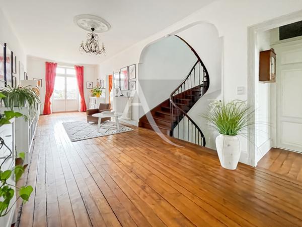 Demeure de prestige avec grange de 300 m2 et piscine - 1,13 hectares de terrain