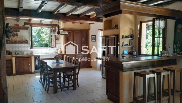 Description de cette maison de 278 m² avec piscine et terrain de plus de 7000 m²