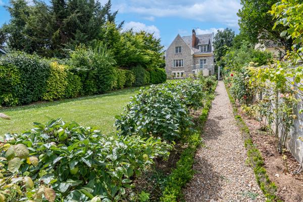 Belle propriété VAUREAL VILLAGE sur 1093 m2 de terrain.