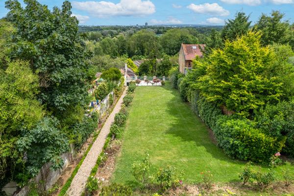 Belle propriété VAUREAL VILLAGE sur 1093 m2 de terrain.