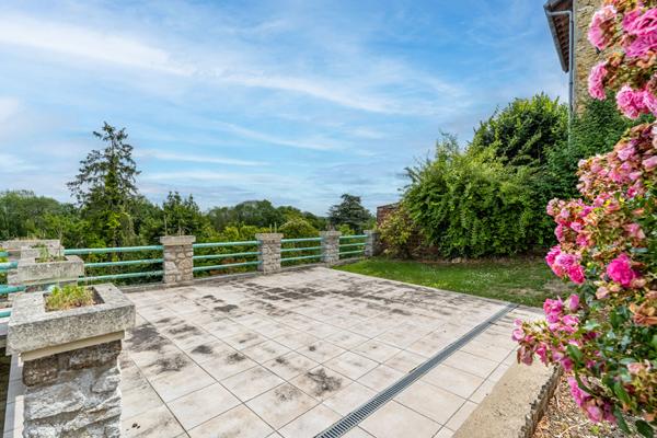 Belle propriété VAUREAL VILLAGE sur 1093 m2 de terrain.