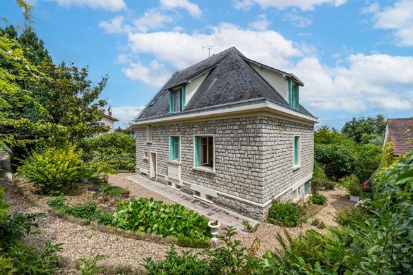 Belle propriété VAUREAL VILLAGE sur 1093 m2 de terrain.