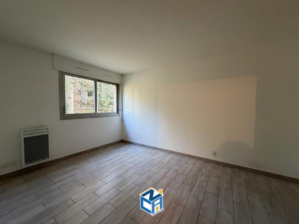 APPARTEMENT T1 - LIBRE - ENVIRONNNEMENT CALME - PROCHE COMMODITÉS