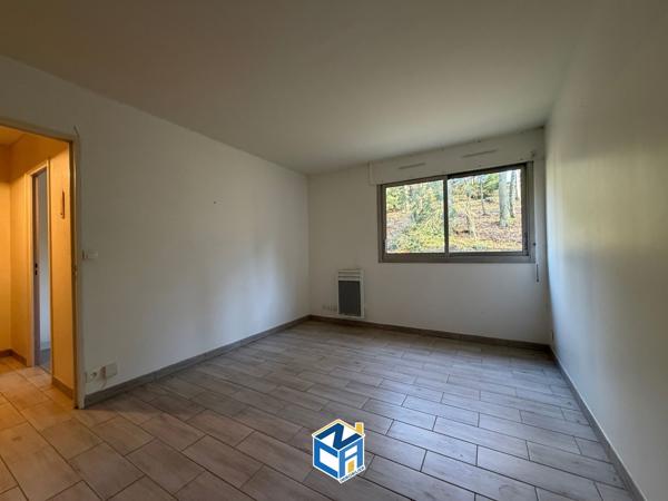 APPARTEMENT T1 - LIBRE - ENVIRONNNEMENT CALME - PROCHE COMMODITÉS
