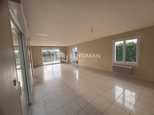 Maison De Plain-Pied de 139.46 m², Grande pièce de vie et 3 Chambres