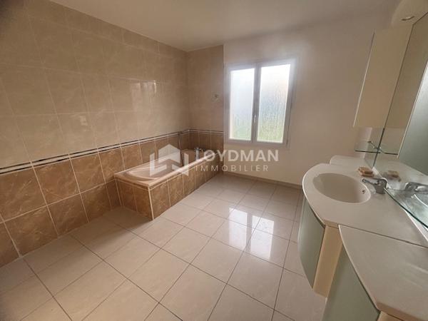 Maison De Plain-Pied de 139.46 m², Grande pièce de vie et 3 Chambres