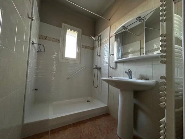 Vente                                                      Appartement
                        
                     3 pièces                      84 m2                     à Perpignan