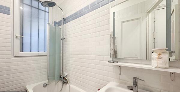 Appartement
         4 pièces
        - 79 m² 790 000 € *