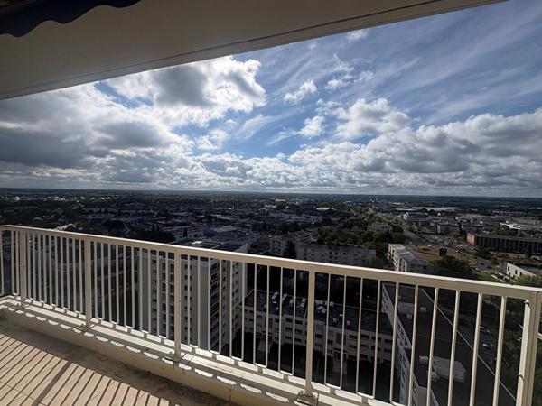 Appartement 4 pièces au dernier étage avec vue imprenable à Angers- PROCHE DES jUSTICES
